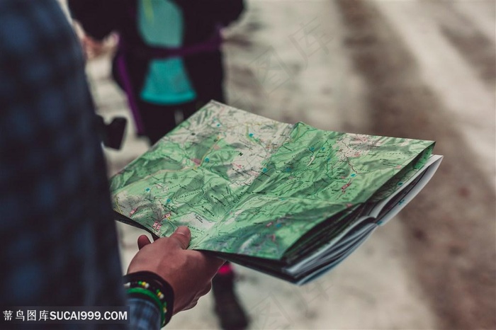 手持纸质地图图片
