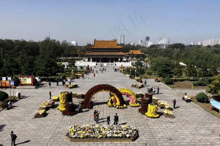 天空下树林间的广场建筑