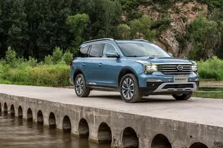 停放在山间小桥上的广汽传祺GS8