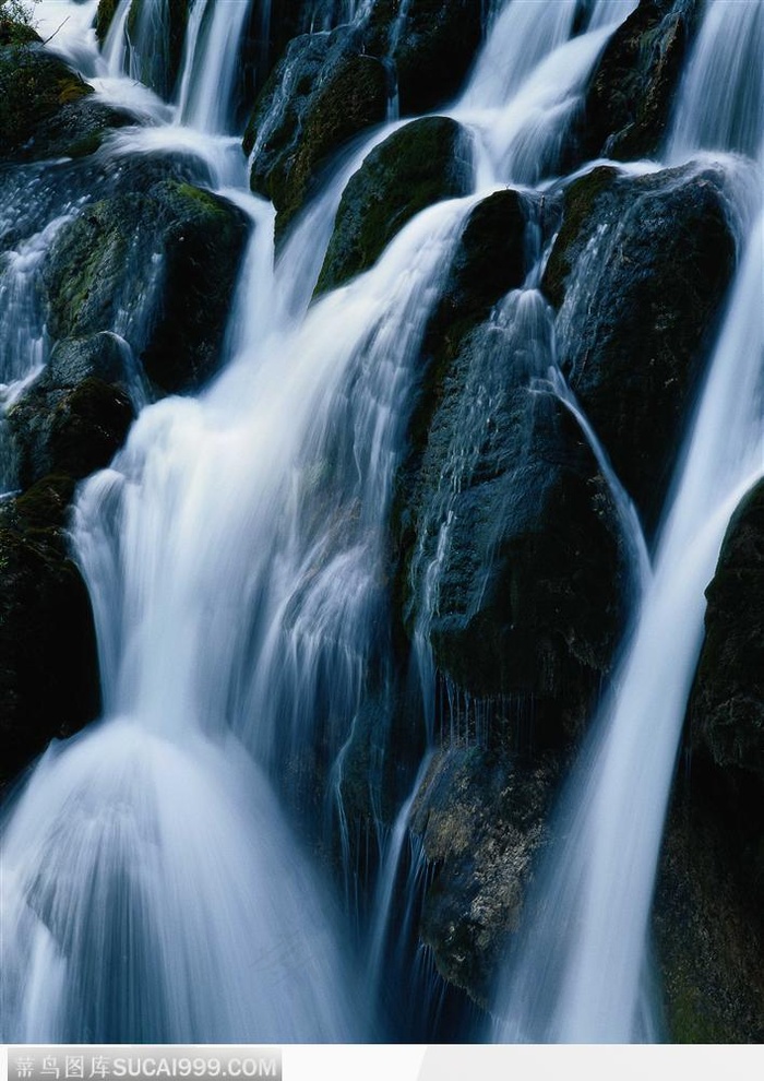 山脉上洒下的水流
