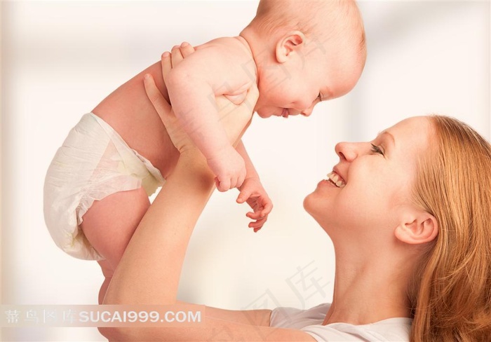 母亲和婴儿系列 - 抱着宝宝的幸福母亲