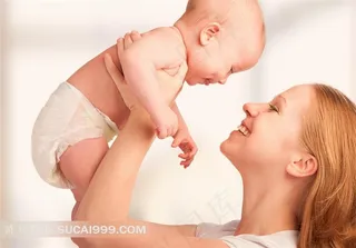 母亲和婴儿系列 - 抱着宝宝的幸福母亲