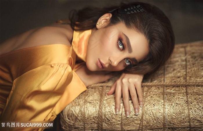 金色服装与完美肌肤图片