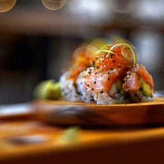 美食寿司水果烤肉拼盘蔬菜，朦胧摄影质感摄影图