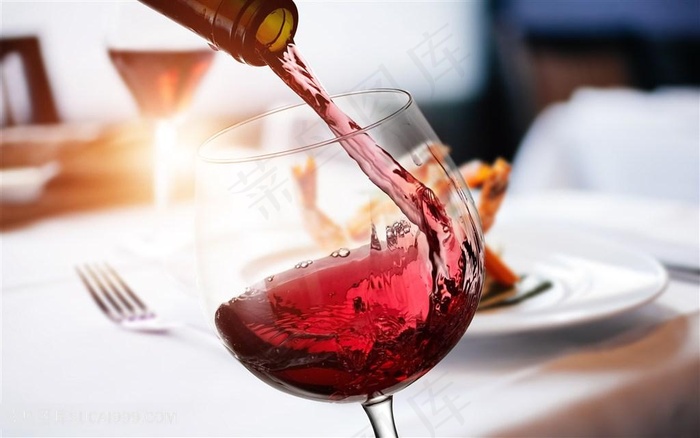 向酒杯里倒葡萄酒图片