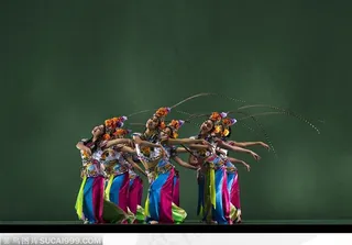 舞台上表演节目的美女