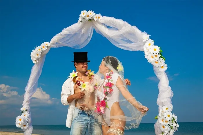 在海边结婚的情侣