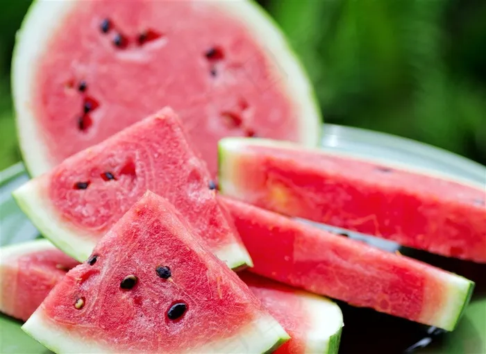 切开的新鲜的西瓜高清图片