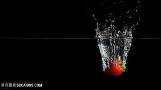 落入水中的草莓