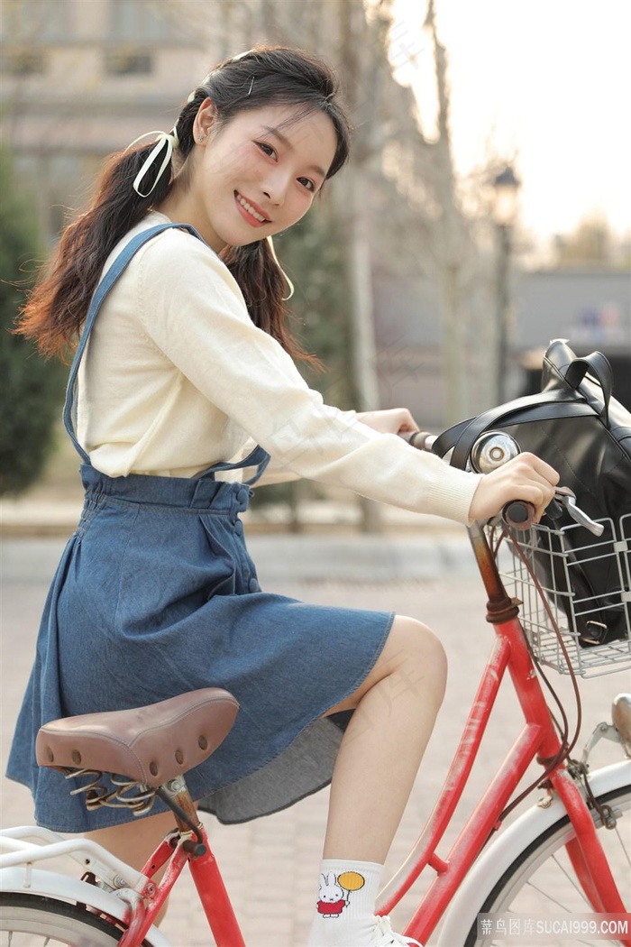 骑自行车的可爱清纯美女图片