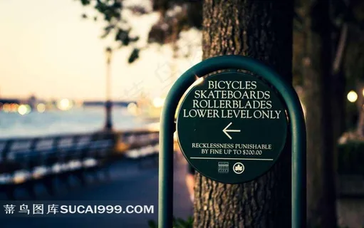 路边树下的提示牌