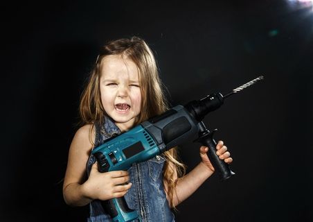 手持电钻机的萌娃图片