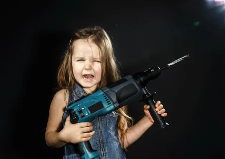 手持电钻机的萌娃图片