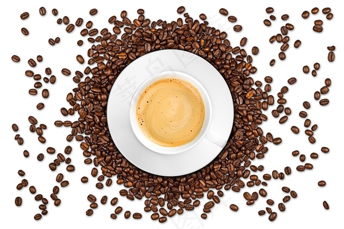 白色咖啡杯里的咖啡和散落的咖啡豆高清图片