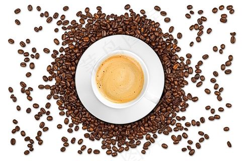 白色咖啡杯里的咖啡和散落的咖啡豆高清图片