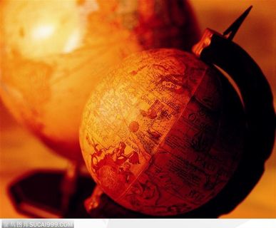 红色灯光下的木质地球仪