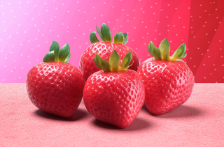 一堆草莓在粉红色的背景上