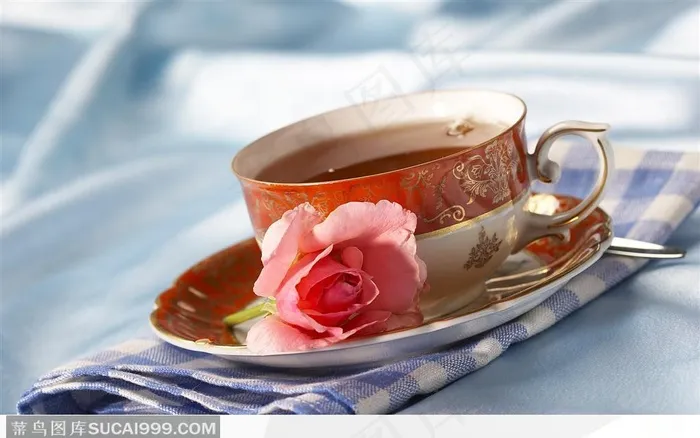 精致欧式茶杯里的红茶和茶盘上的花朵