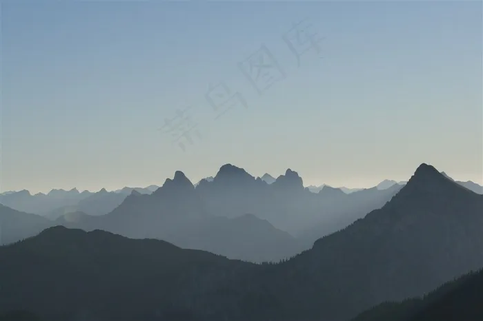 山脉雾气景观