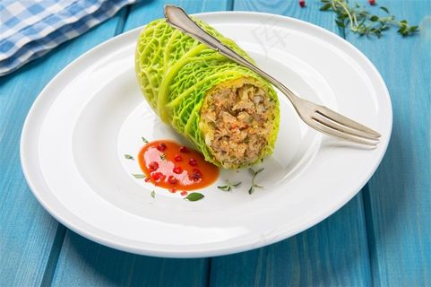 白盘子上的蔬菜卷跟叉子