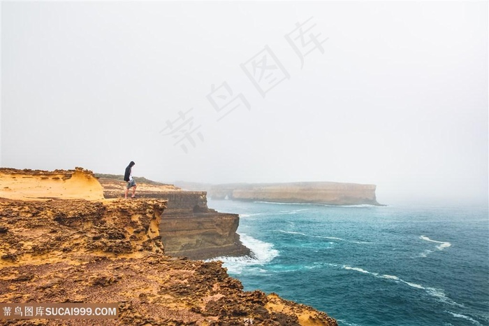 站在海岸悬崖上的人物高清图片