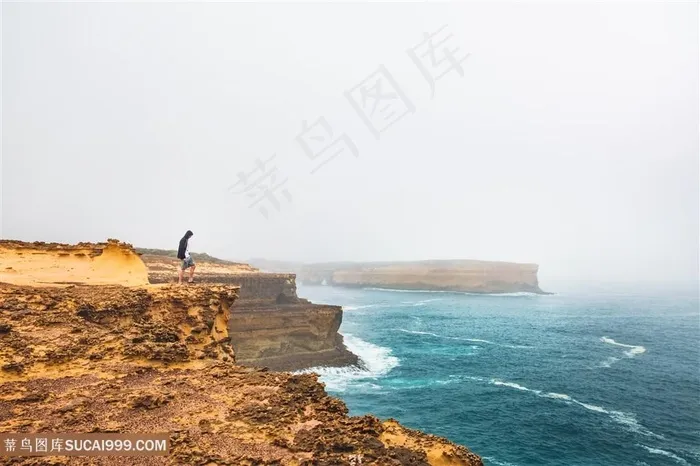 站在海岸悬崖上的人物高清图片