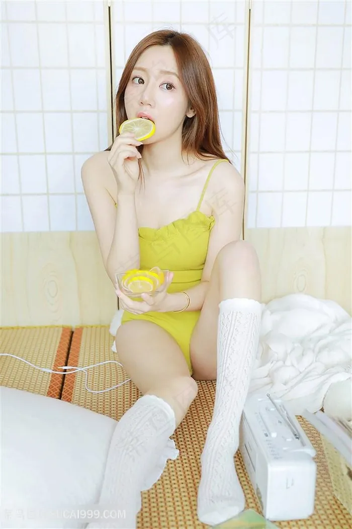 吃柠檬的清纯美女写真图片