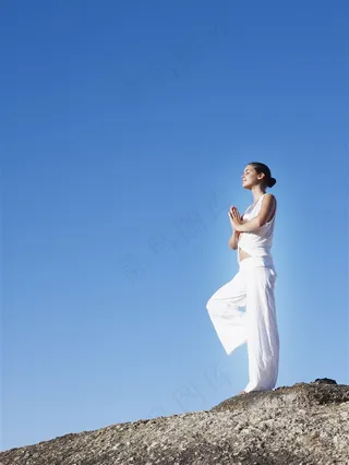 单腿直立的美女