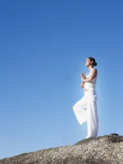 单腿直立的美女 单腿直立的美女