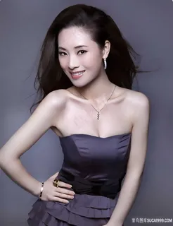 穿低胸礼服的气质美女性感图片 穿低胸礼服的气质美女性感图片