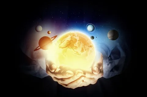 双手捧着的地球