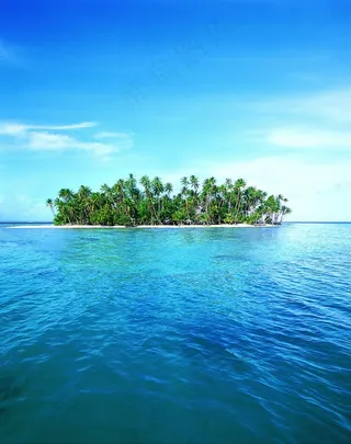 蓝天白云下海面上的岛屿