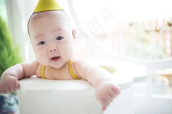 坐在婴儿椅里的可爱宝贝