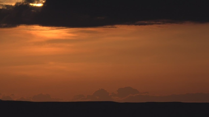 地平线上令人惊叹的红色日落