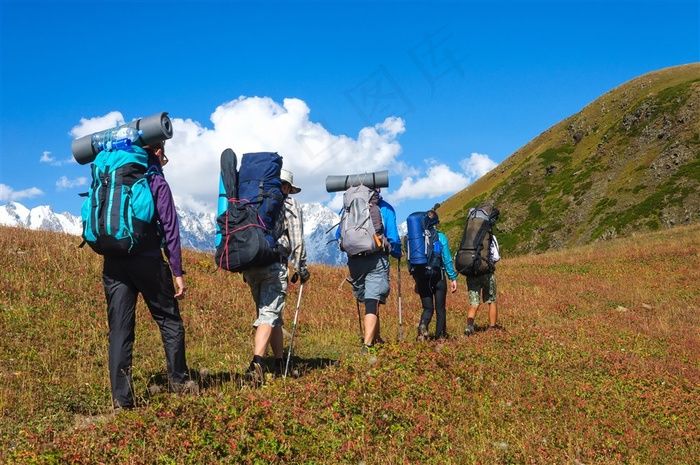 爬山的背包客人物高清大图