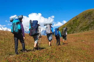 爬山的背包客人物高清大图