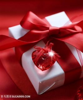 水晶爱心与精美礼盒高清图片