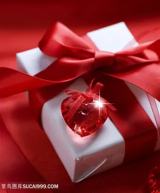 水晶爱心与精美礼盒高清图片