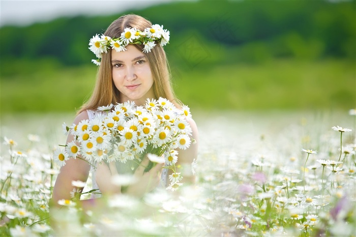 手捧鲜花欧美美女图片