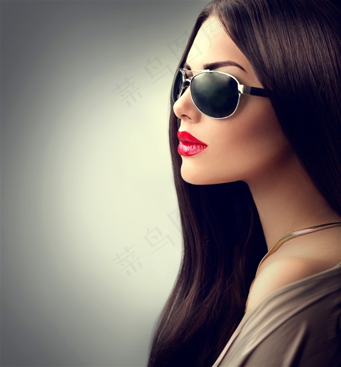 红唇墨镜美女美容图片