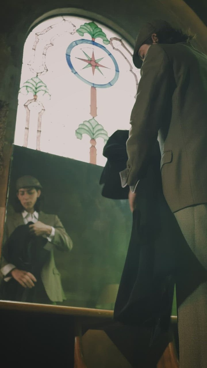 模特在旧旧的地方穿着旧时装