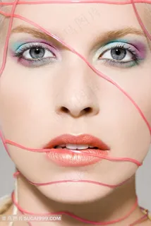 脸上缠着线的女人特写