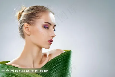 绿叶包裹的性感美女高清摄影图片