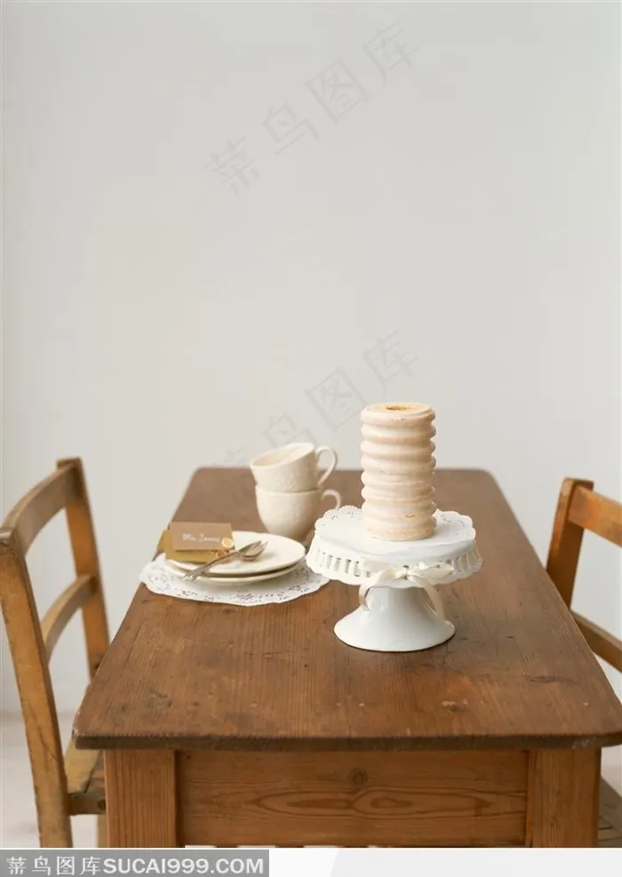 桌子上的餐具与食品