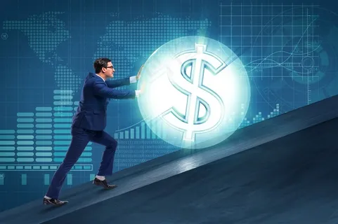 向上推动美金符号球的商人高清图片