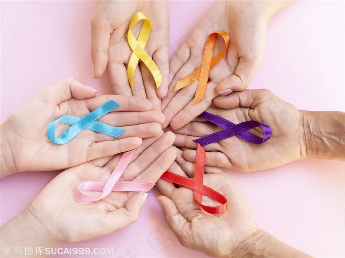 手掌组合上的艾滋病彩带标签