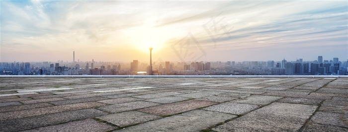 晚霞中的城市建筑和空旷的水泥地高清图片