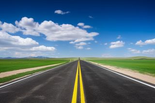 一条通向远方的空旷道路摄影图壁纸