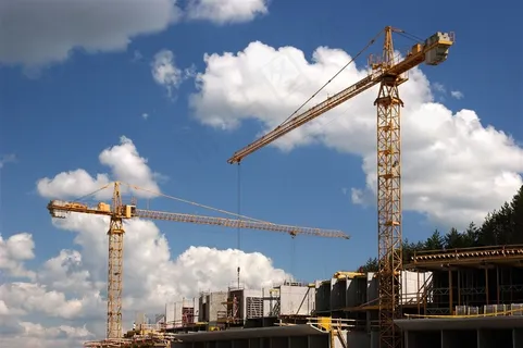 蓝天白云下的建设工地摄影高清图片 蓝天白云下的建设工地摄影高清图片