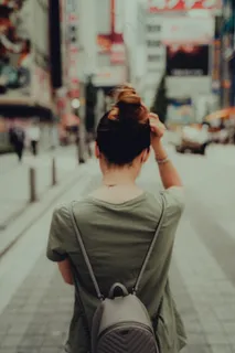 街拍女生背影图片